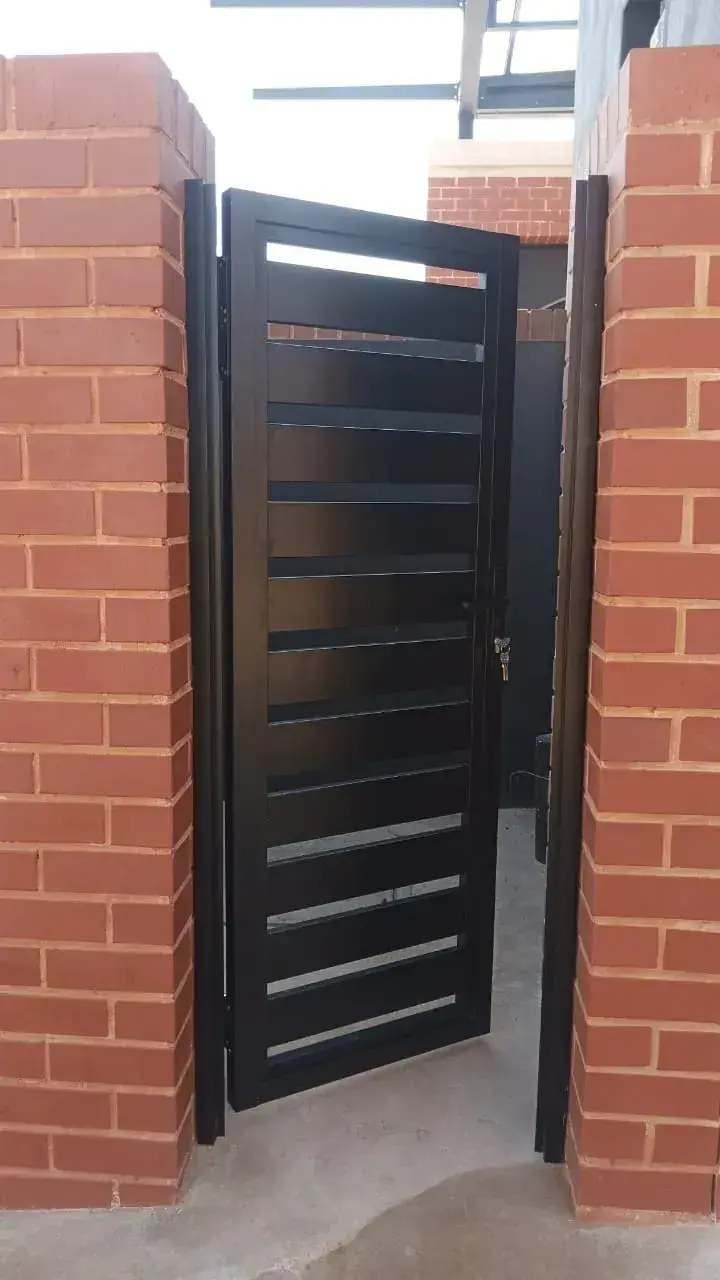 Single swing gate in aluminium