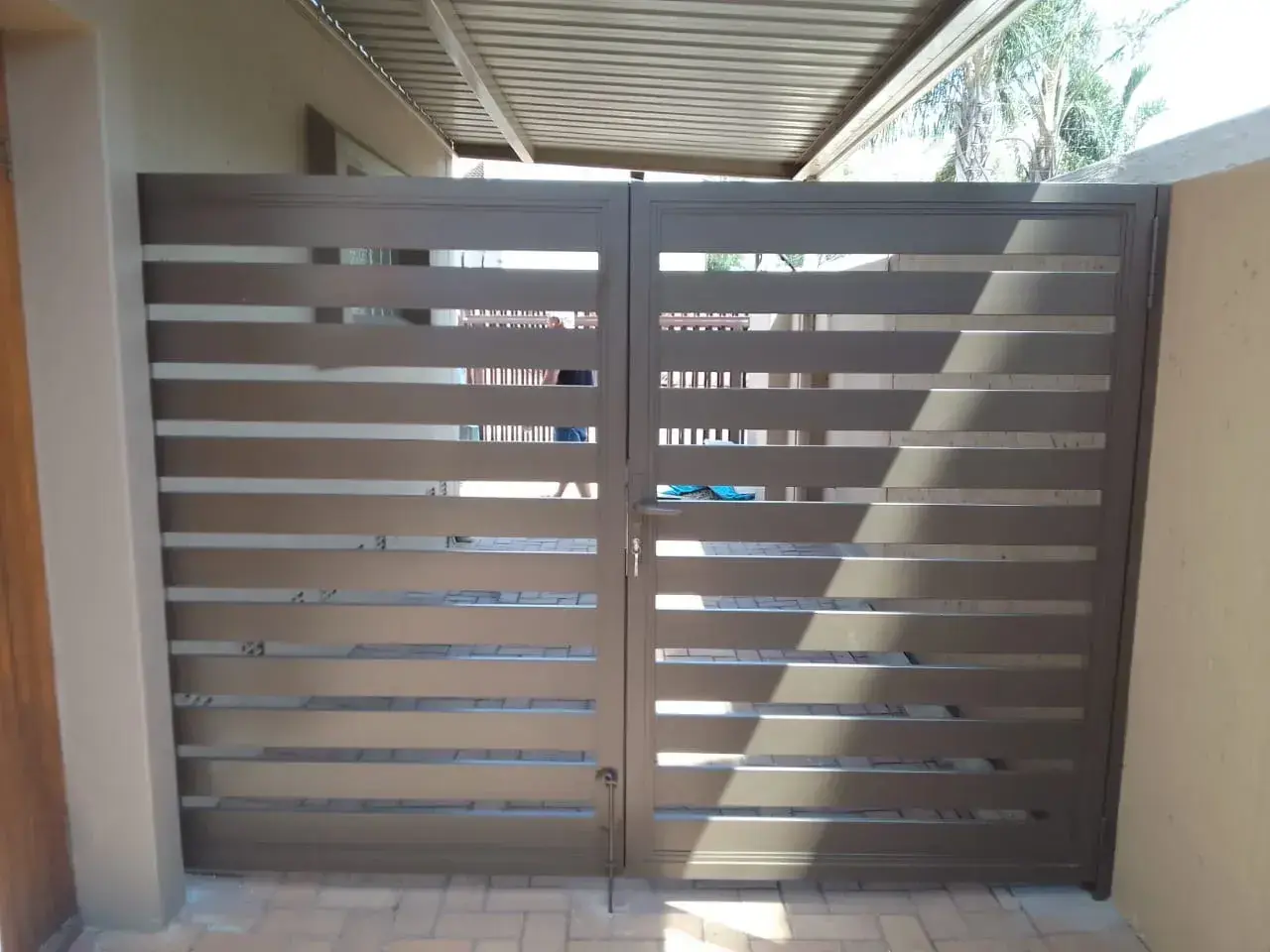 Double swing aluminium gate